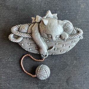 Pewter JJ Jonette Cat with Yarn Brooch